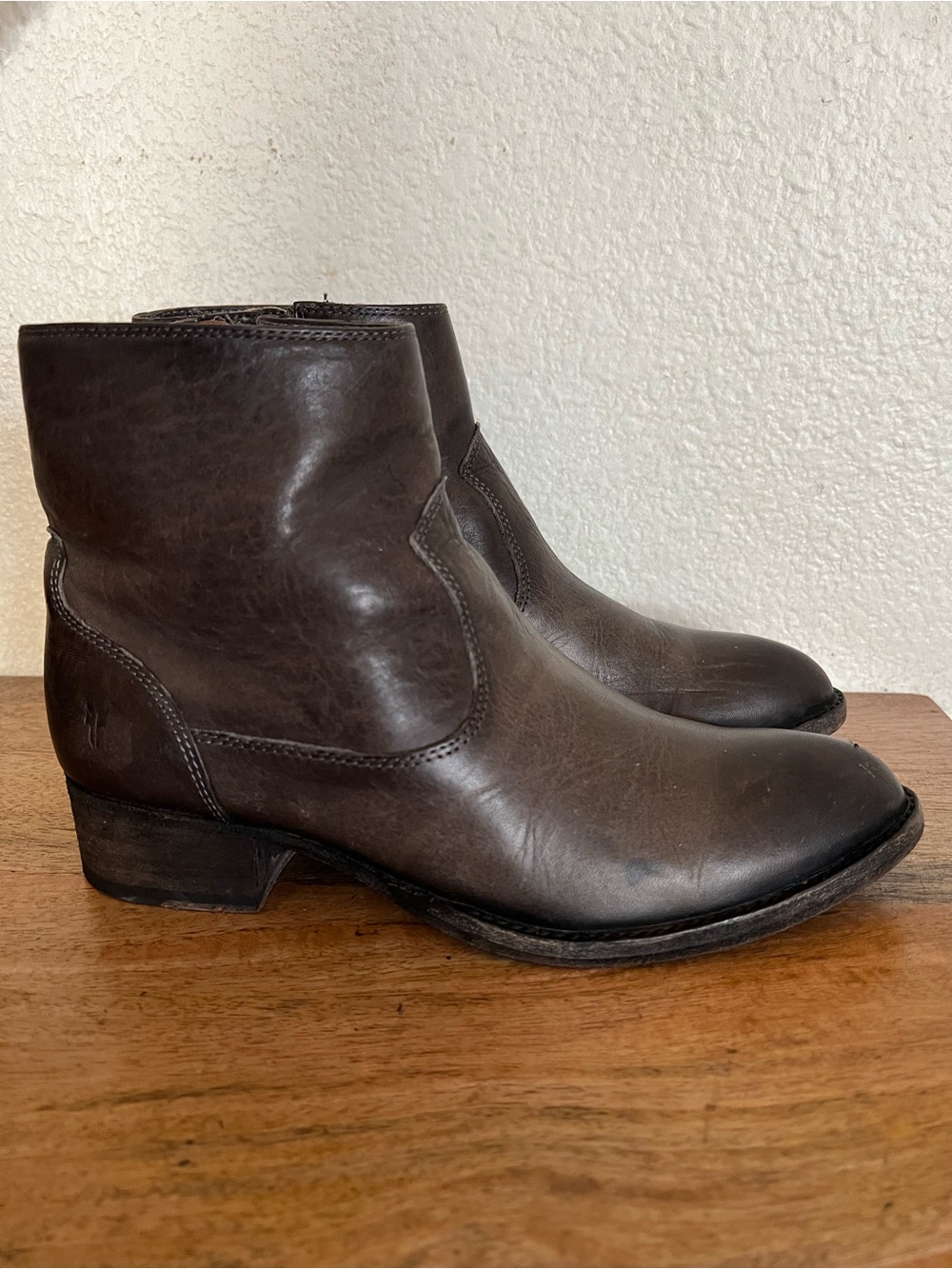 Frye Women's Brooke Short Inside Zip Ankle Bootie, Smoke Size 7B